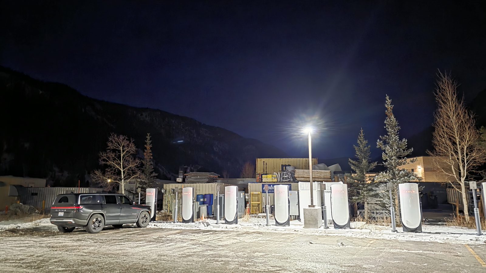 R1S at Frisco Supercharger in the snow at night